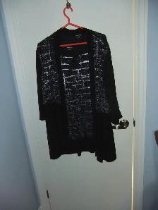 Robe et un ensemble veste et chandail - Photo 3