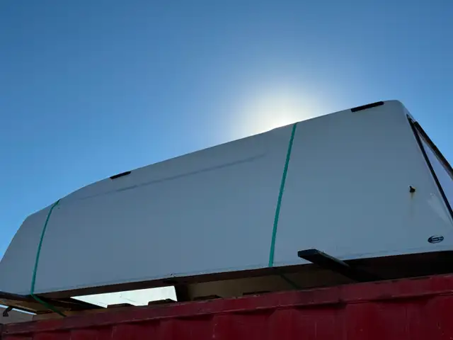 White Truck Topper / Camper Shell – 8ft Long Box (Fits 2016 F350