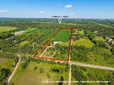 Stunning 2348sqft 3bdrm home w/ 40x80 shop situated on 12  acres - Photo 2