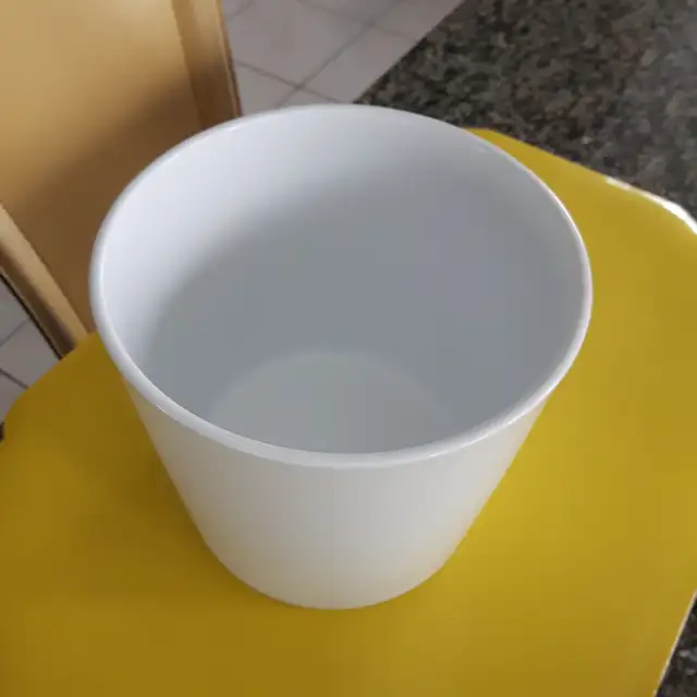 BEAU VASE NEUF BLANC ÀPLANTES CÉRAMIQUE 6'HAUx6'DIAMÈTRE: $10.00