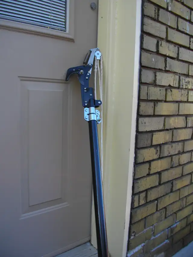TREE  BRANCH TRIMMER