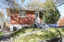 All-Brick Bungalow, Garage & Hot Tub - 885 Adelaide St