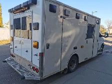 2017 Chevrolet G3500 Cutaway Box Van 6L V8 - Photo 4