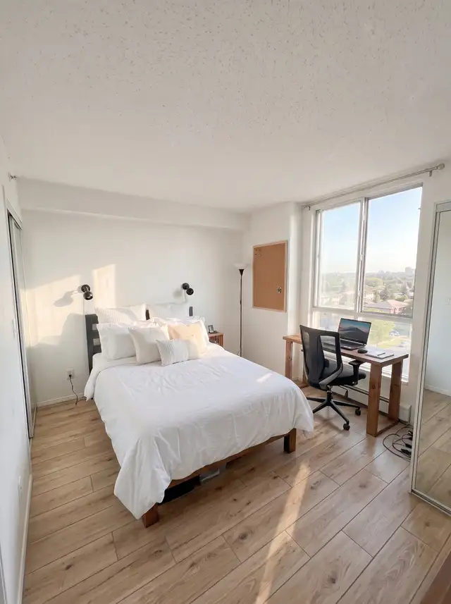 Furnished Room in Yaletown–Wi-Fi, Laundry & Free Weekly Cleaning