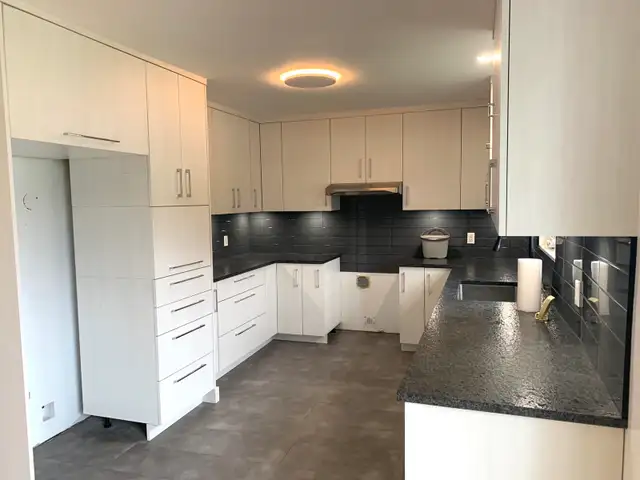 BEL  APPARTEMENT RÉNOVÉ  7 ½ PIÈCES PRÈS CARREFOUR  DE L’ESTRIE