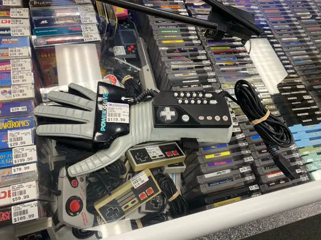Nintendo Power Glove w/Acc @ Cashopolis!!