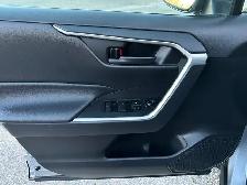 2021 Toyota RAV4 AWD / LOW KM - Photo 16