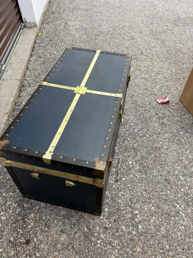 Free delivery used Vintage Style Decorative Storage Trunk