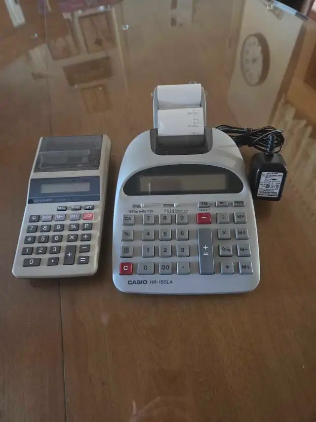 Deux calculatrice sharp et casio
