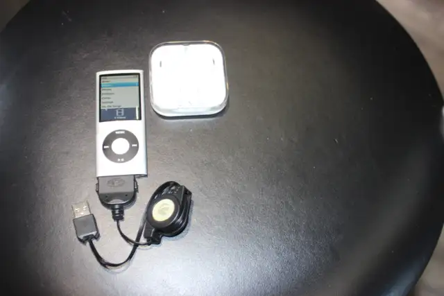 IPOD NANO 8GB Silver w/ Apple Earpods