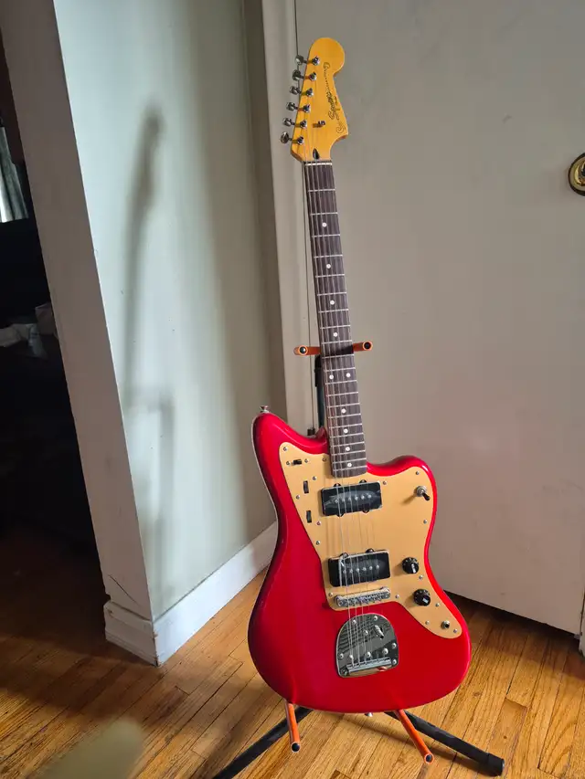Squier 2017 Deluxe Jazzmaster TR in Candy Apple Red and Gold