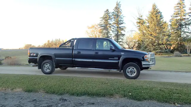 06 GMC 2500 LBZ duramax 4x4 (Crewcab, longbox) w/gooseneck hitch