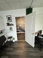 600sf - Office/Service Space: $2,225/Mo   HST UTILITIES INCLUDED - Photo 3