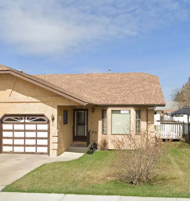 Spacious 2 Bed, 1 Bath Duplex - Short Walk to the Beach!