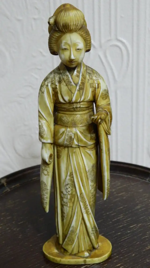 Statuette japonaise en ivoire sculpté représentant une geisha.