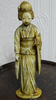 Statuette japonaise en ivoire sculpté représentant une geisha.