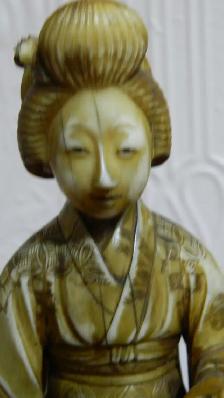 Statuette japonaise en ivoire sculpté représentant une geisha. - Photo 2