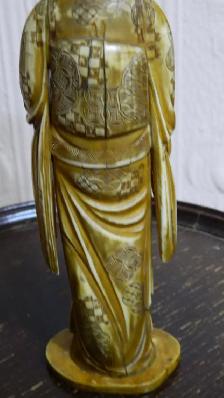 Statuette japonaise en ivoire sculpté représentant une geisha. - Photo 3