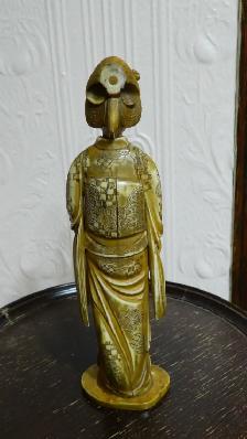 Statuette japonaise en ivoire sculpté représentant une geisha. - Photo 4