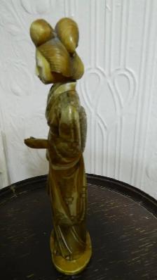 Statuette japonaise en ivoire sculpté représentant une geisha. - Photo 5