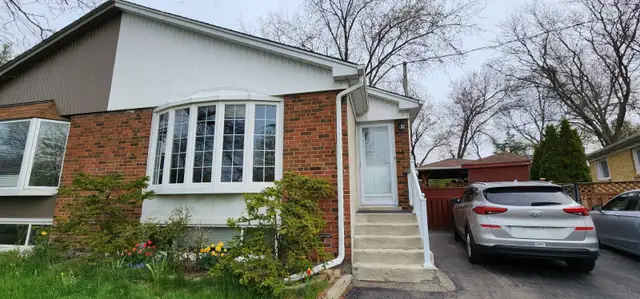 Three-bedoom Erindale house with deck & huge yard!