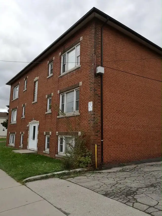 Renovated 2 Bedroom with Huge Eat-In Kitchen, Steps to Ottawa St