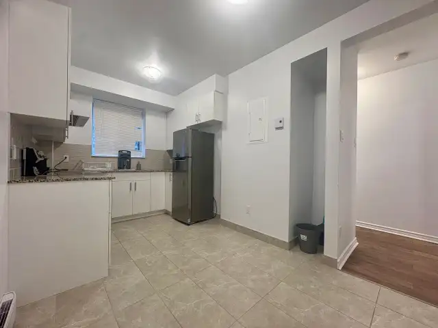 AVAILABLE NOWBeautiful 2 1/2 metro SNOWDON & VILLA MARIA