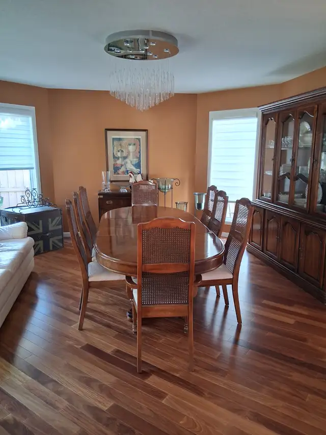 Dining Room Table & 8 Chairs
