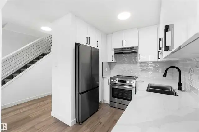 FULLY RENOVATED 4 bedroom corner unit - 350 CLAREVIEW RD NW