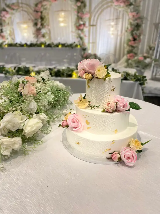Delicious wedding cakes, Florals cakes 60-70 servings