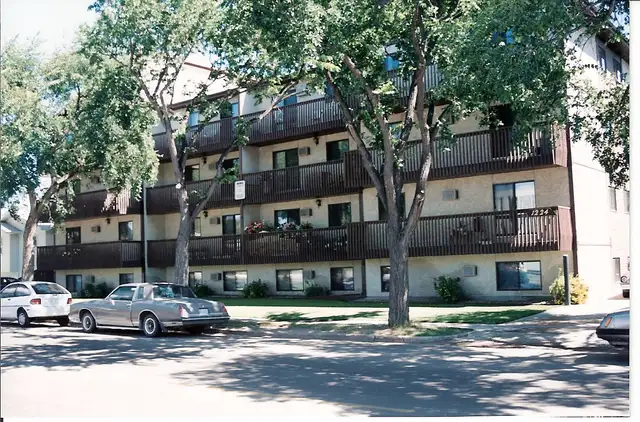 LARGE 1 BEDROOM - 1224 7TH AVE. N. (CITY PARK)
