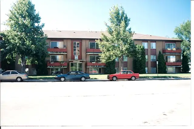 LARGE 2 BEDROOM - 2512 LOUISE STREET (MARKET MALL)