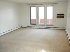 LARGE 2 BEDROOM - 2512 LOUISE STREET (MARKET MALL) - Photo 2