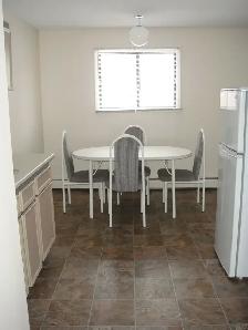 LARGE FURNISHED 2 BEDROOM - 1001 13TH STREET E. (UNIVERSITY) - Photo 2