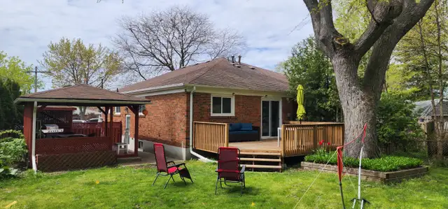 Three-bedoom Erindale house with deck & huge yard!