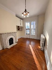 FREE RENT - Victorian Style 1BR Unit - Heat, Hot, & Cold Water - Photo 4