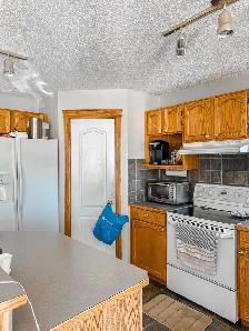 ️ Furnished Room with Mountain Views – Tuscany, NW Calgary - Photo 5