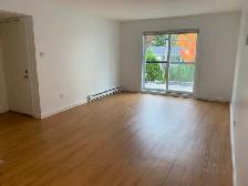 BEL  APPARTEMENT RÉNOVÉ  7 ½ PIÈCES PRÈS CARREFOUR  DE L’ESTRIE - Photo 4