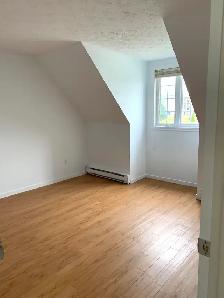 BEL  APPARTEMENT RÉNOVÉ  7 ½ PIÈCES PRÈS CARREFOUR  DE L’ESTRIE - Photo 9