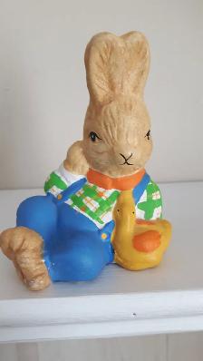 BEAU LAPIN NEUF EN CÉRAMIQUE 4'HAUT SON AMI DANS SON BRAS: $5.00