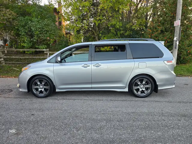 2017 Toyota Sienna SE Sunroof , Leather Heated Seats, Reverse Ca