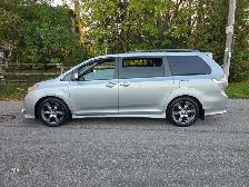 2017 Toyota Sienna SE Sunroof , Leather Heated Seats, Reverse Ca