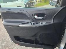 2017 Toyota Sienna SE Sunroof , Leather Heated Seats, Reverse Ca - Photo 29