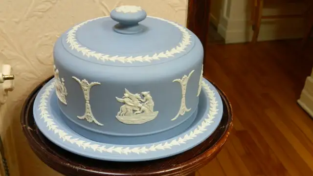 Cloche à fromage et plateau assorti en Jasperware Wedgwood,