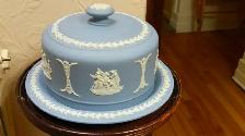 Cloche à fromage et plateau assorti en Jasperware Wedgwood,
