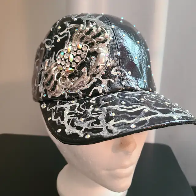 STYLISH BLACK DESIGNER-STYLE CAPBeautiful black glossy cap feat