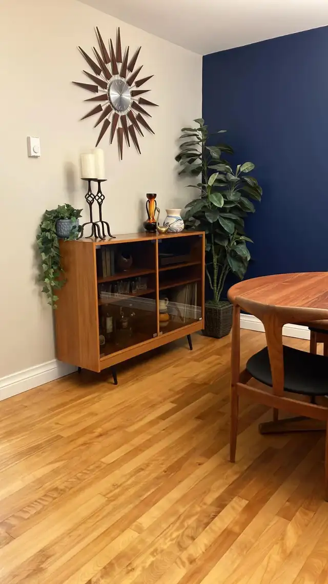Mid century modern. TEAK TECK. Vitrine, sideboard, vinyl record