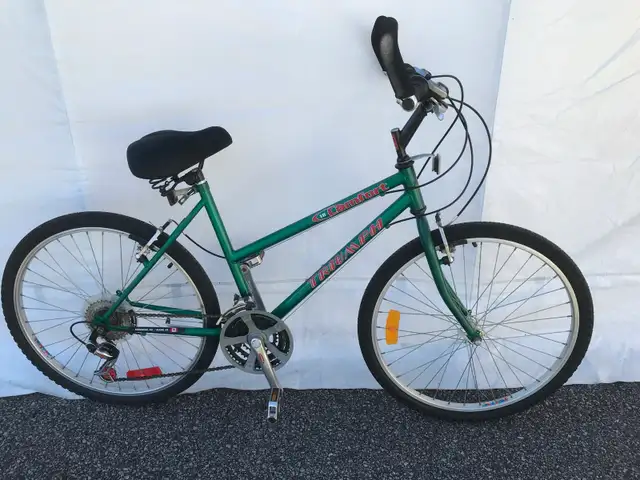 Vélo 18 vitesses femme grandeur 26 po