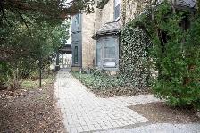 1-Bedroom Apt in Beautiful Heritage Edwardian House w/ Parking - Photo 10