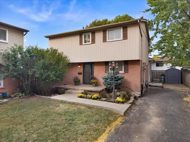 2 storey detached 3 1 beds move in ready !